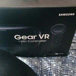 Brand new never open 2017 gear VR with controler